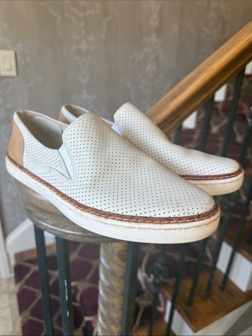 UGG ADLEY PERF WHITE slip on sneaker women’s size 8 preowned good condition - Picture 13 of 14